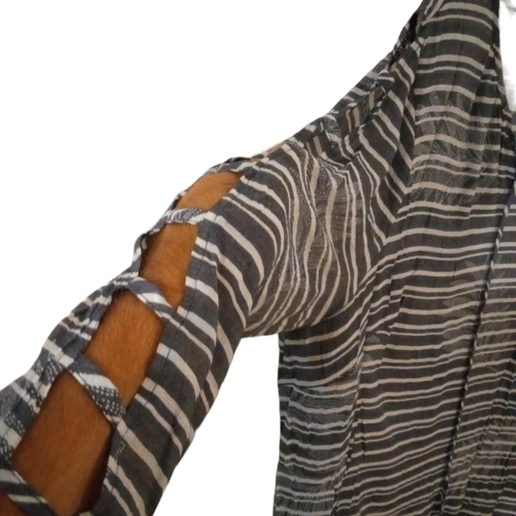 Fred David Semi Sheer Blue/White Leaf Design Open Sleeve Lightweight Top Plus 1X - Picture 3 of 8